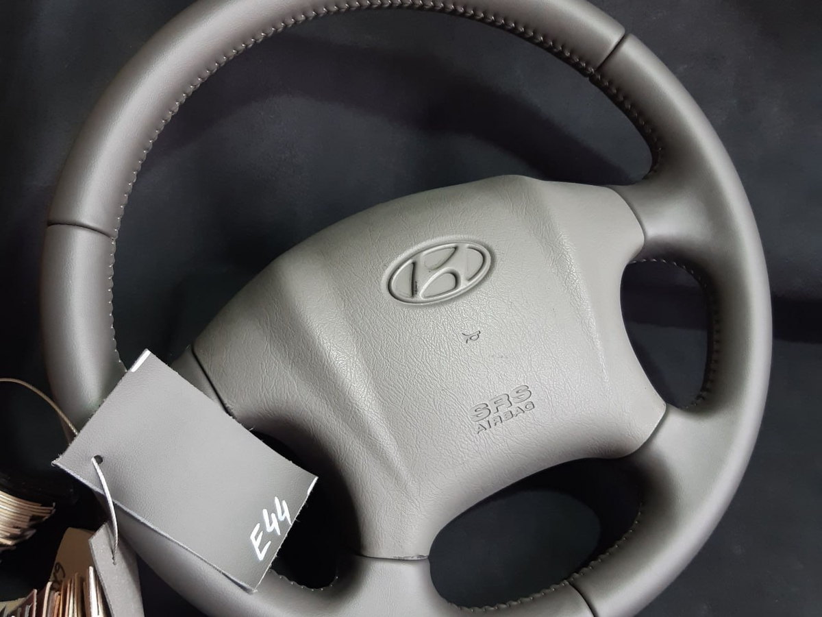 Перетягнуте кермо Hyundai та бирка з артикулом матеріалу E44